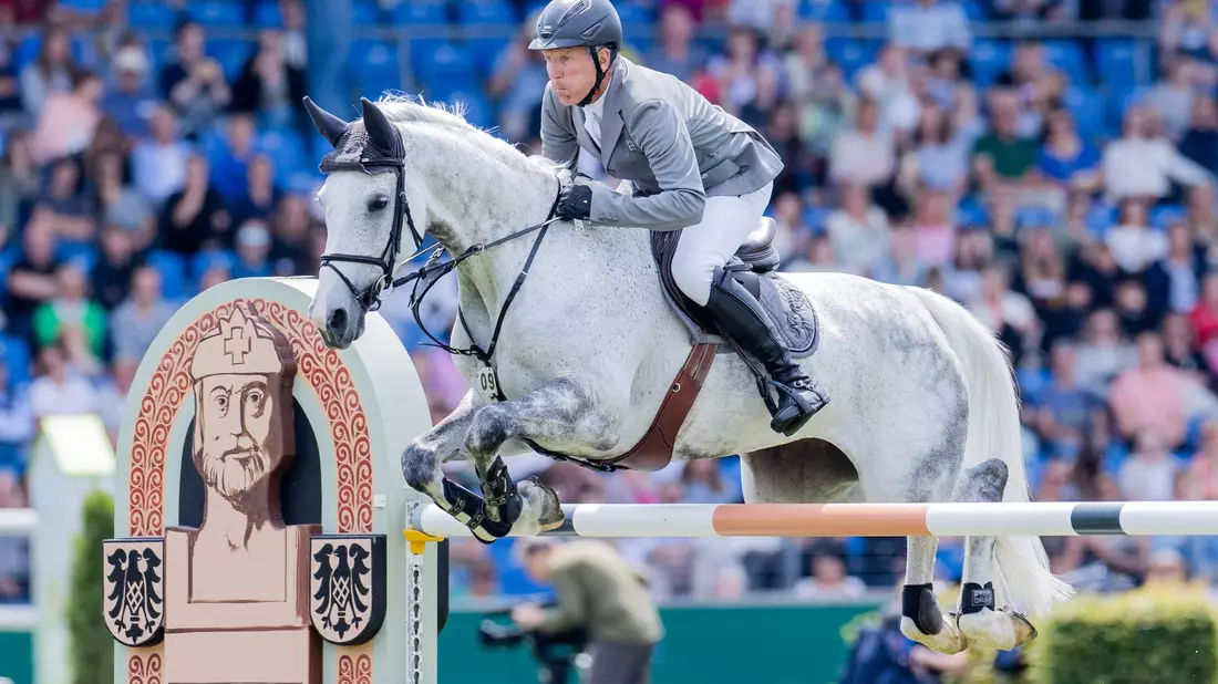 Springreiter Ludger Beerbaum beendete beim CHIO in Aachen seine Karriere. - Bild: Rolf Vennenbernd/dpa