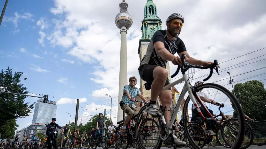 Teilnehmer fordern, den Radwegeausbau in Berlin nicht zu verzögern. - Bild: Christophe Gateau/dpa