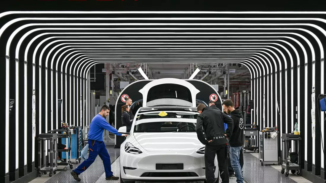 Die Tesla-Gigafactory in Berlin: In den USA werden dem Elektroauto-Hersteller schwere Vorwürfe wegen Rassismus gemacht. - Bild: Patrick Pleul/dpa