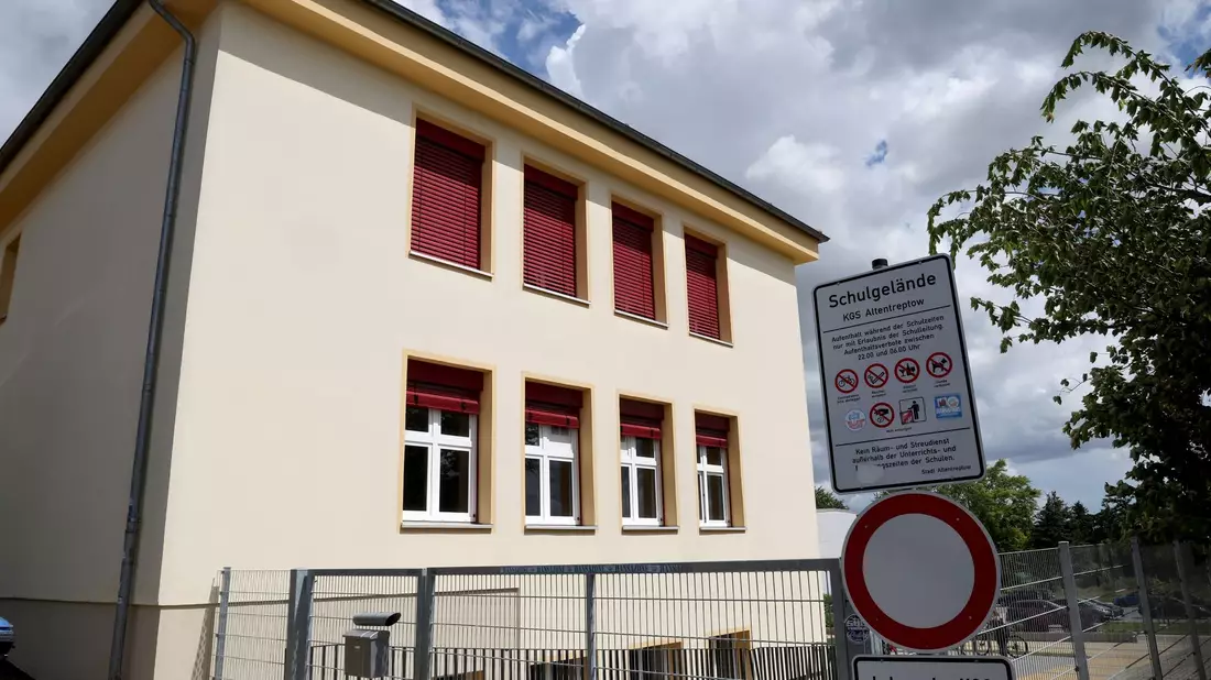 Blick auf die Schule der 13-Jährigen im brandenburgischen Altentreptow, die nach mutmaßlichem Drogenmissbrauch gestorben ist. - Bild: Bernd Wüstneck/dpa