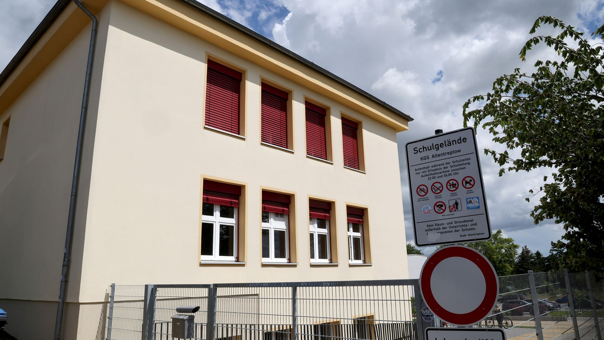 Blick auf die Schule der 13-Jährigen, die nach der Einnahme einer Ecstasy-Pille gestorben ist. - Foto: Bernd Wüstneck/dpa