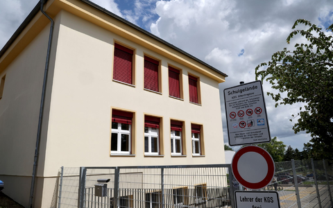 Blick auf die Schule der 13-Jährigen, die nach der Einnahme einer Ecstasy-Pille gestorben ist. - Foto: Bernd Wüstneck/dpa