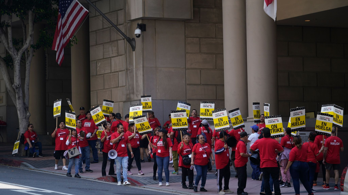 Angestellte streiken vor einem Hotel in der Innenstadt von Los Angeles. - Foto: Damian Dovarganes/AP/dpa