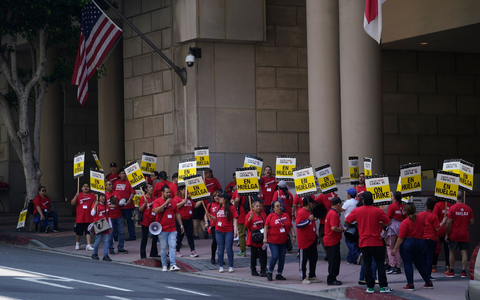 Angestellte streiken vor einem Hotel in der Innenstadt von Los Angeles. - Foto: Damian Dovarganes/AP/dpa