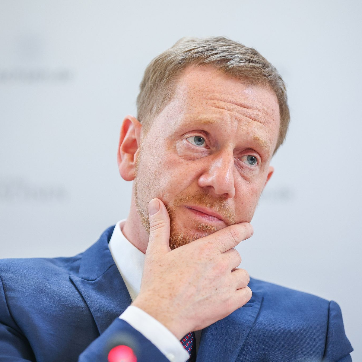 Sachsens Ministerpräsident Michael Kretschmer fordert, Leistungen für ausreisepflichtige Menschen zu kürzen. - Foto: Jan Woitas/dpa