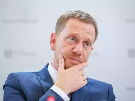 Sachsens Ministerpräsident Michael Kretschmer fordert, Leistungen für ausreisepflichtige Menschen zu kürzen. - Foto: Jan Woitas/dpa