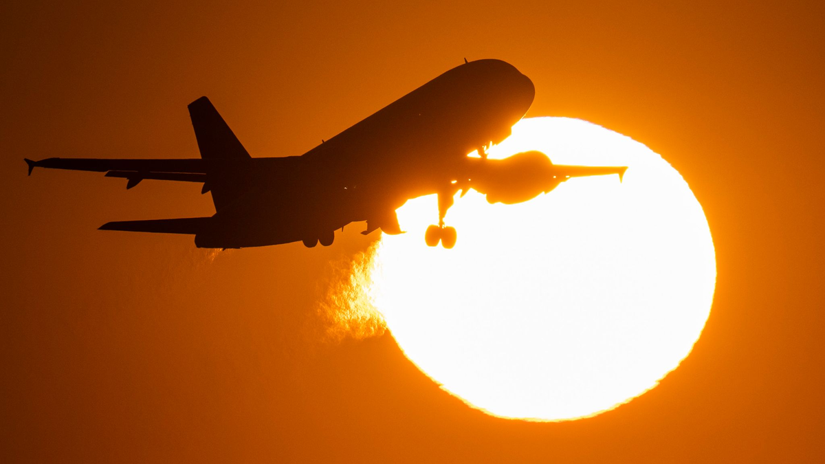 Eine Passagiermaschine hebt vom Flughafen Frankfurt ab. - Foto: Boris Roessler/dpa