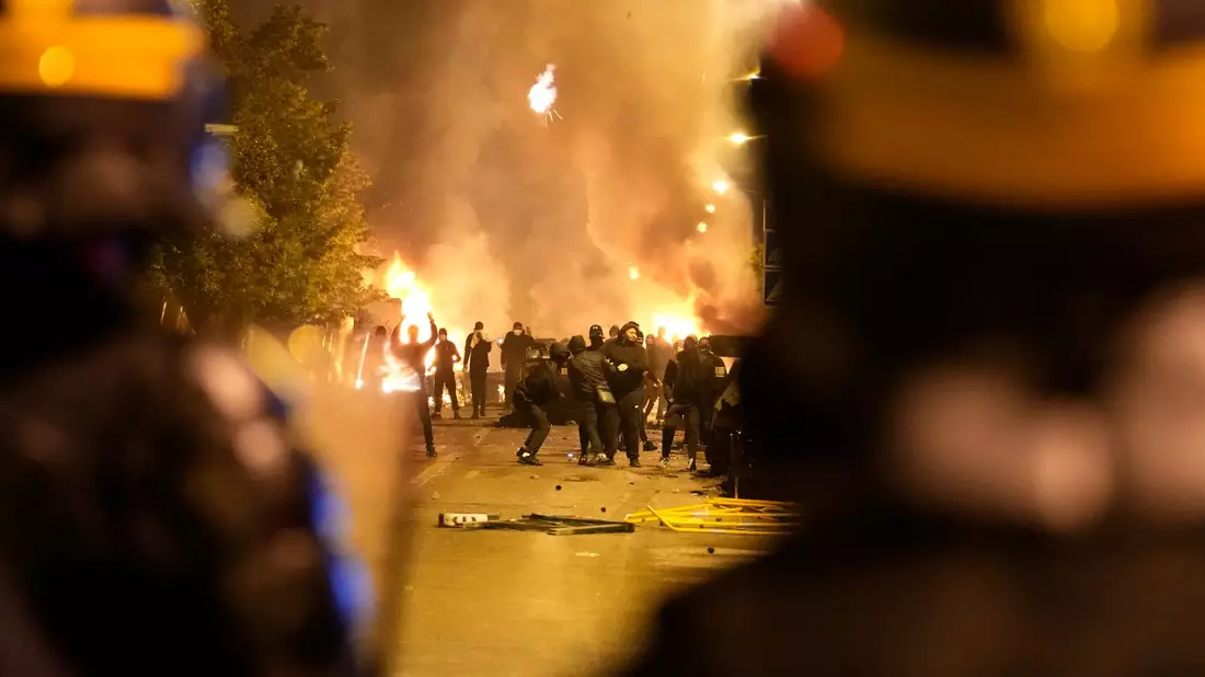 Die Ausschreitungen in Frankreich beschäftigen auch die Tour de France. - Bild: Christophe Ena/AP/dpa