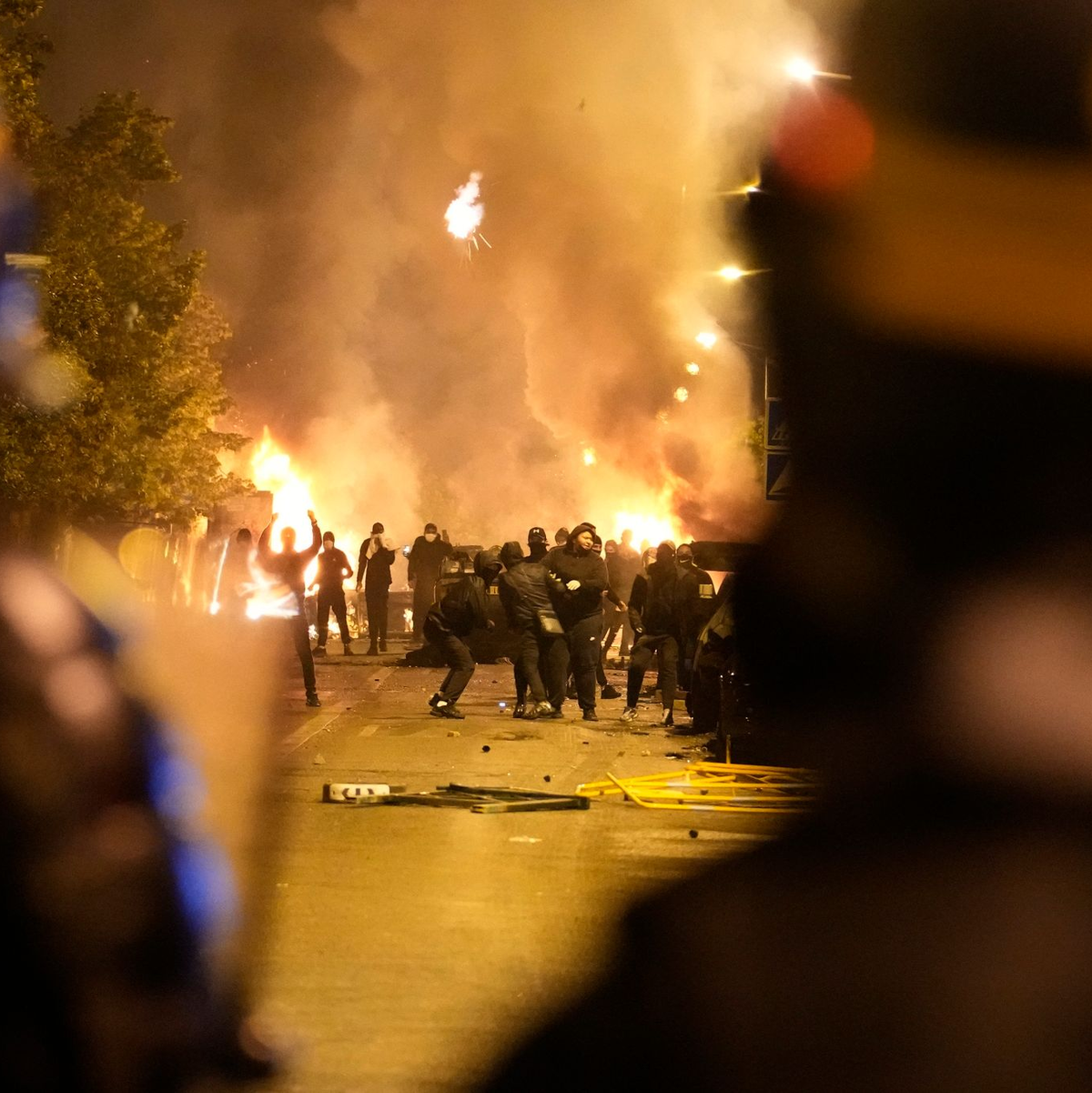 Die Ausschreitungen in Frankreich beschäftigen auch die Tour de France. - Foto: Christophe Ena/AP/dpa