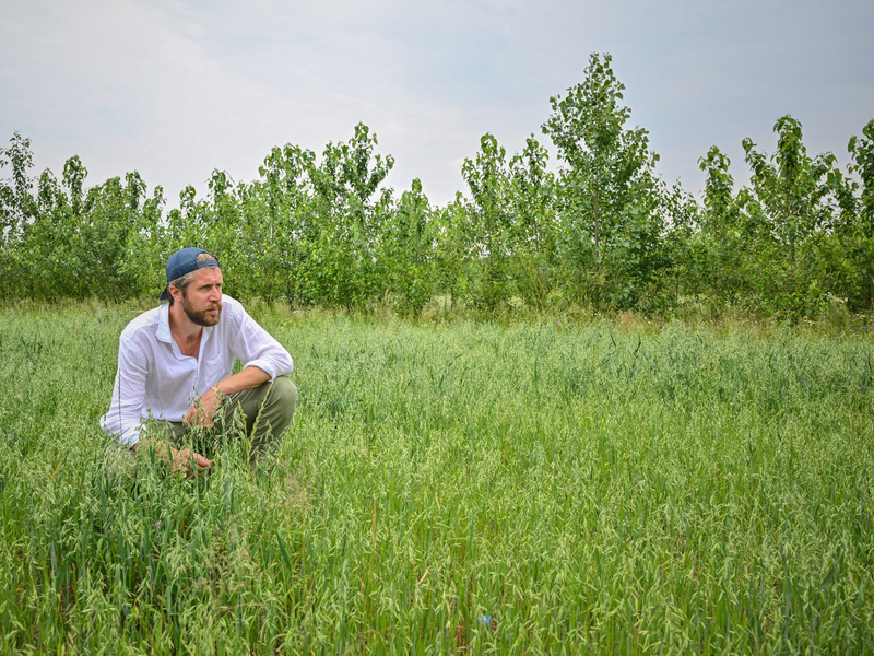 «Wasser wird immer knapper, wir haben keinen gesunden Boden mehr»: Landwirt Benedikt Bösel. - Foto: Patrick Pleul/dpa