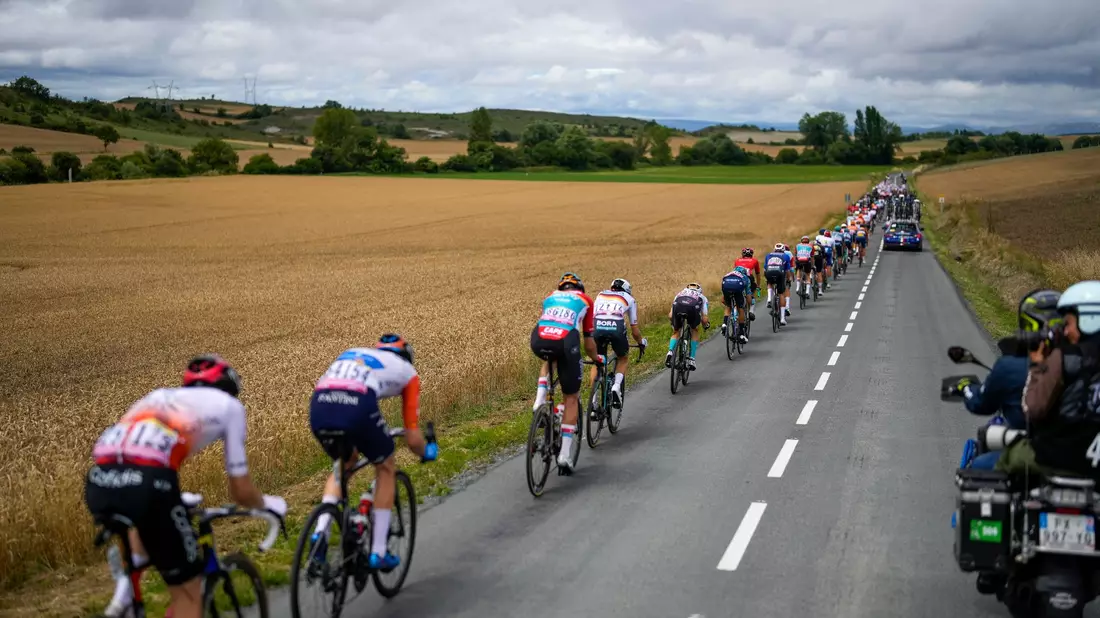 Nach dem Auftakt im spanischen Baskenland kehrt der Tour-Tross nach Frankreich heim. - Bild: Thibault Camus/AP/dpa