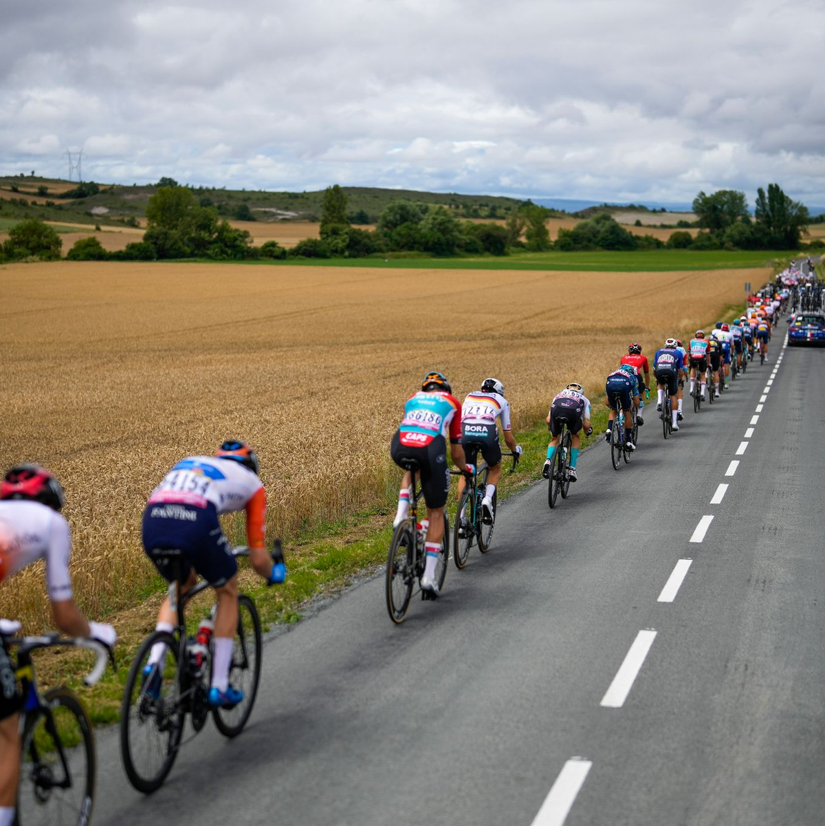 Nach dem Auftakt im spanischen Baskenland kehrt der Tour-Tross nach Frankreich heim. - Foto: Thibault Camus/AP/dpa