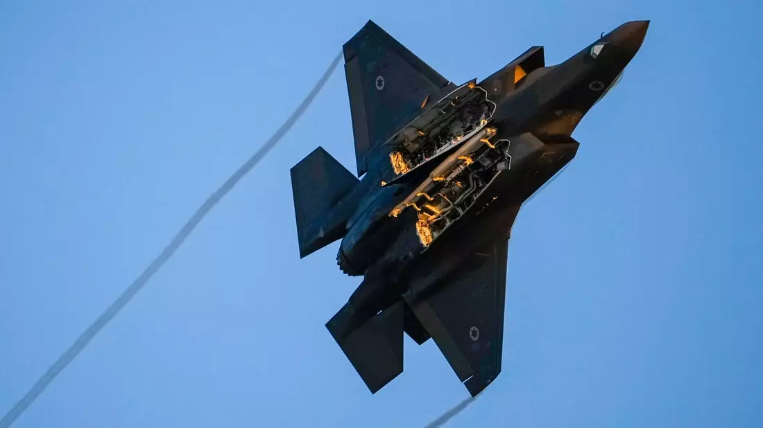 Ein F-35-Kampfflugzeug der israelischen Luftwaffe (Archivbild). Mehrere gezielte Luftangriffe sollen unter anderem ein palästinensisches Waffenlager, einen Versammlungsort für Terroristen und ein auch als Beobachtungsposten genutztes Kommando- und Kommunikationszentrum getroffen haben. - Bild: Tsafrir Abayov/AP/dpa