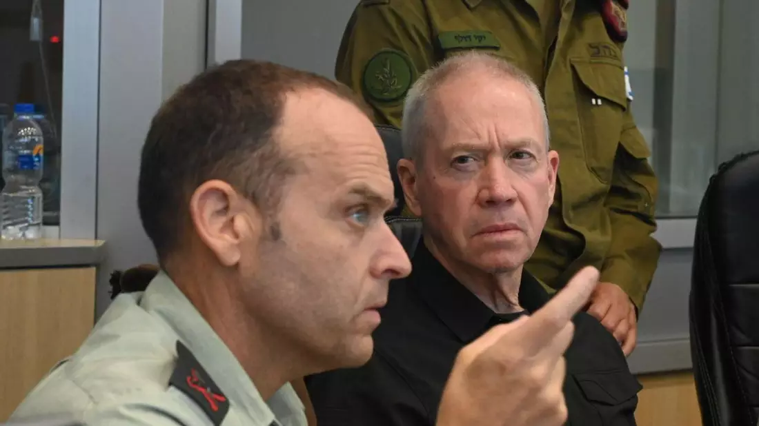 Der israelische Verteidigungsminister Yoav Gallant (r) sitzt in einem Einsatzraum der Israelischen Verteidigungskräfte (IDF), während er die nächtliche Operation in der Stadt Dschenin verfolgt. - Bild: Ariel Hermoni/IMoD/dpa