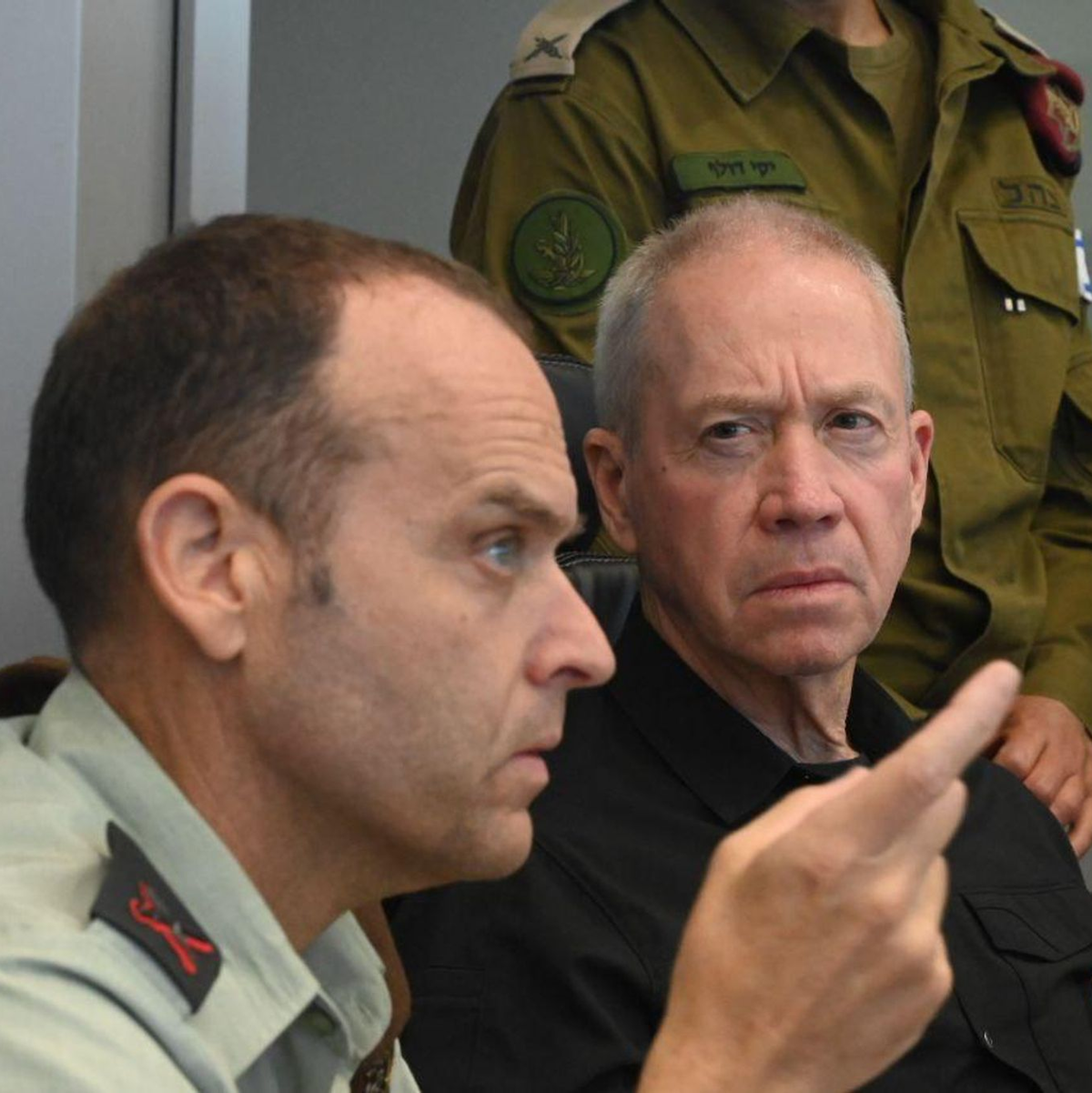 Der israelische Verteidigungsminister Yoav Gallant (r) sitzt in einem Einsatzraum der Israelischen Verteidigungskräfte (IDF), während er die nächtliche Operation in der Stadt Dschenin verfolgt. - Foto: Ariel Hermoni/IMoD/dpa