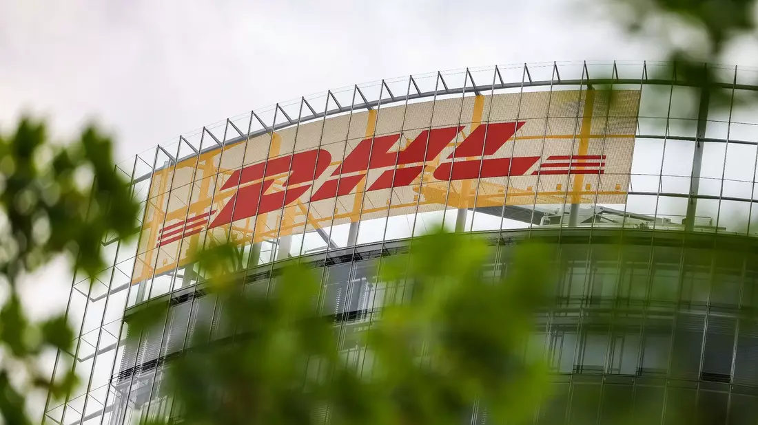 Fahnen wehen vor der Zentrale der DHL Group - Deutsche Post. - Bild: Oliver Berg/dpa