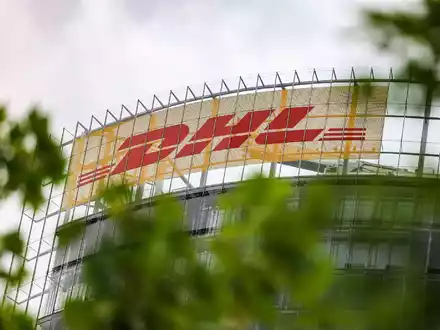 Die Deutsche Post DHL Group benennt sich um. Der global aufgestellte Konzern heißt künftig nur noch DHL Group. - Foto: Oliver Berg/dpa