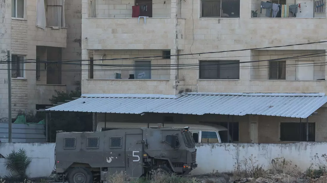 Palästinenser stoßen bei einer Razzia der Armee mit dem israelischen Militär zusammen. - Bild: Ayman Nobani/dpa
