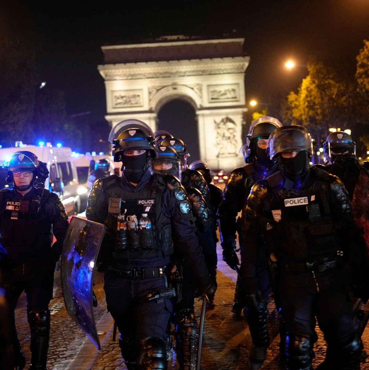 Polizisten patrouillieren vor dem Arc de Triomphe auf den Champs Élysées. - Foto: Christophe Ena/AP