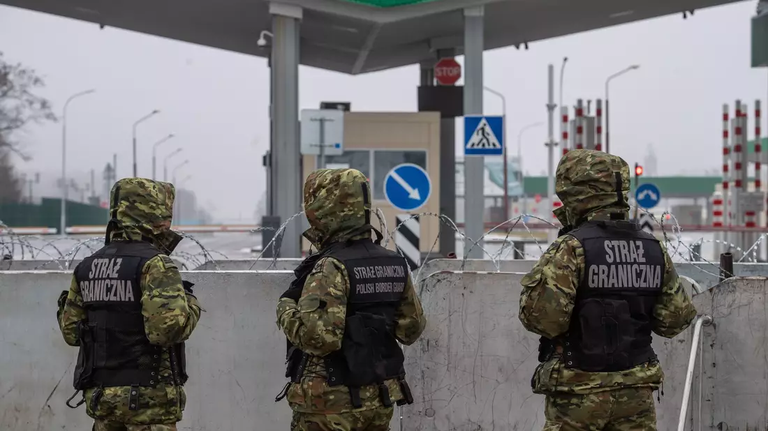 Polnische Grenzschutzbeamte sichern einen geschlossenen Grenzübergang an der polnisch-belarussischen Grenze. - Bild: Wojtek Jargilo/PAP/dpa