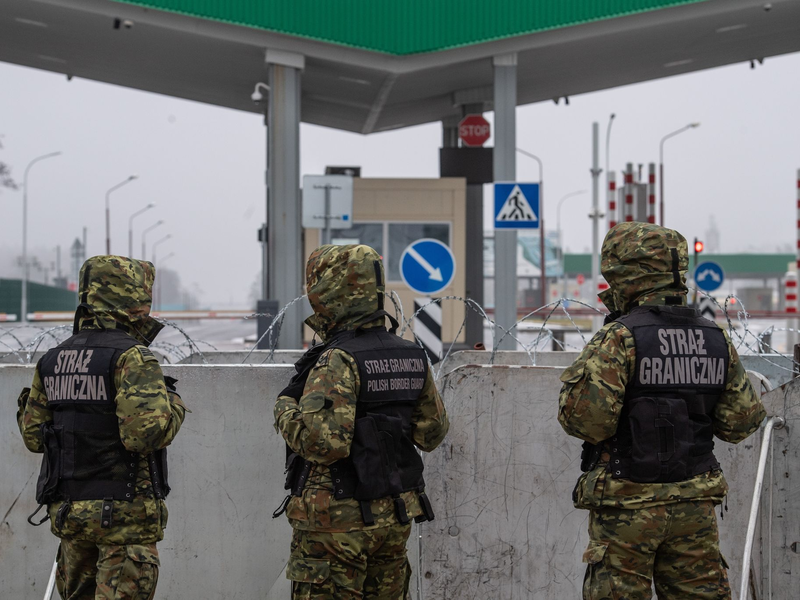 Polnische Grenzschutzbeamte sichern einen geschlossenen Grenzübergang an der polnisch-belarussischen Grenze. - Foto: Wojtek Jargilo/PAP/dpa