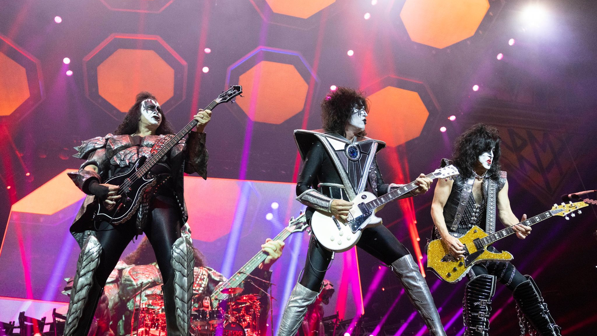 Kiss begeistern ihre Fans in Köln. - Foto: Thomas Banneyer/dpa