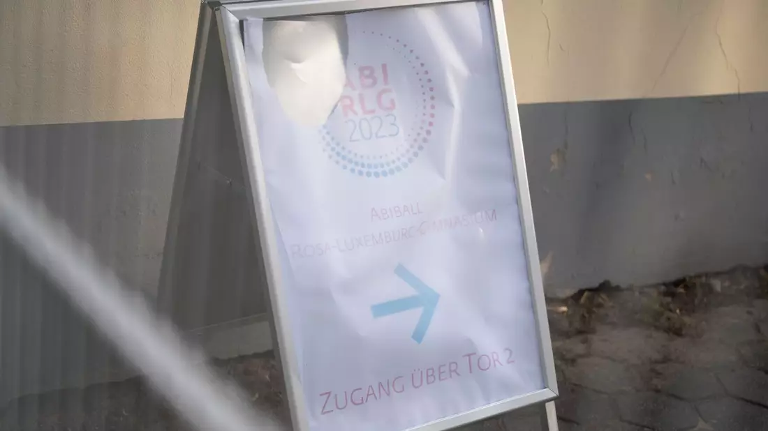 Eine 17-Jährige ist in der Nacht bei einer Abifeier durch eine Lichtkuppel aus Kunststoff gestürzt und dabei tödlich verletzt worden. - Bild: Christophe Gateau/dpa