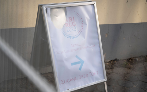 Eine 17-Jährige ist in der Nacht bei einer Abifeier durch eine Lichtkuppel aus Kunststoff gestürzt und dabei tödlich verletzt worden. - Foto: Christophe Gateau/dpa