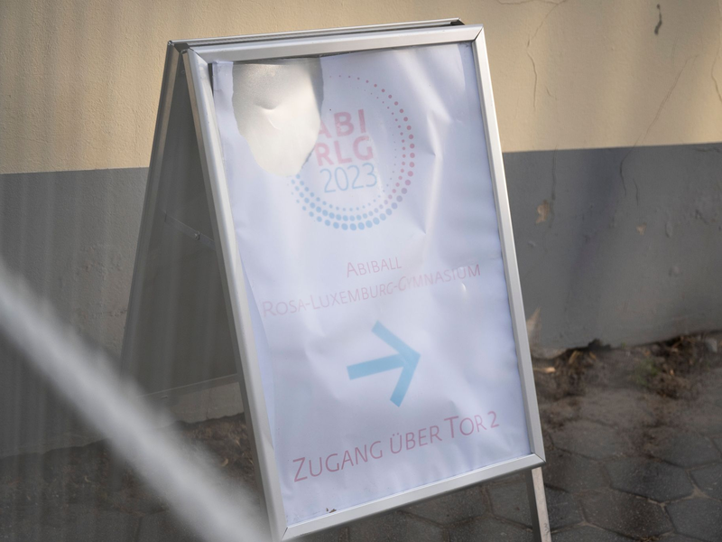 Eine 17-Jährige ist in der Nacht bei einer Abifeier durch eine Lichtkuppel aus Kunststoff gestürzt und dabei tödlich verletzt worden. - Foto: Christophe Gateau/dpa