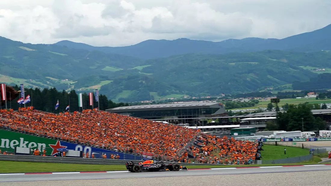 Max Verstappen auf dem Weg zu seinem Sieg in Spielberg. - Bild: Hasan Bratic jai/dpa