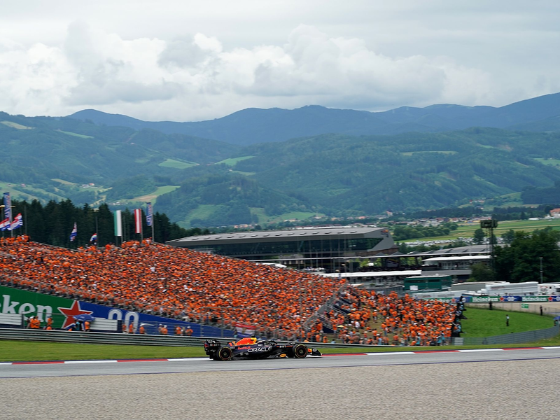 Max Verstappen auf dem Weg zu seinem Sieg in Spielberg. - Foto: Hasan Bratic jai/dpa