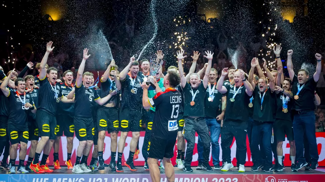 Deutschlands U21-Handballer feiern den WM-Sieg in Berlin. - Bild: Sascha Klahn/dpa