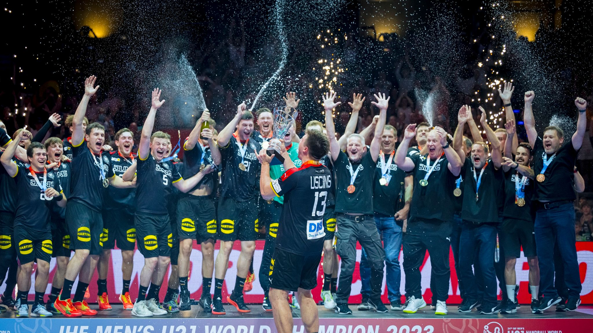 Deutschlands U21-Handballer feiern den WM-Sieg in Berlin. - Foto: Sascha Klahn/dpa