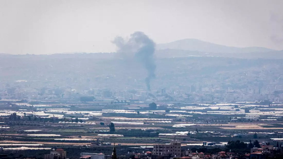 Während der israelischen Militäroperation steigt Rauch über der Stadt Dschenin im Westjordanland auf. - Bild: Ilia Yefimovich/dpa