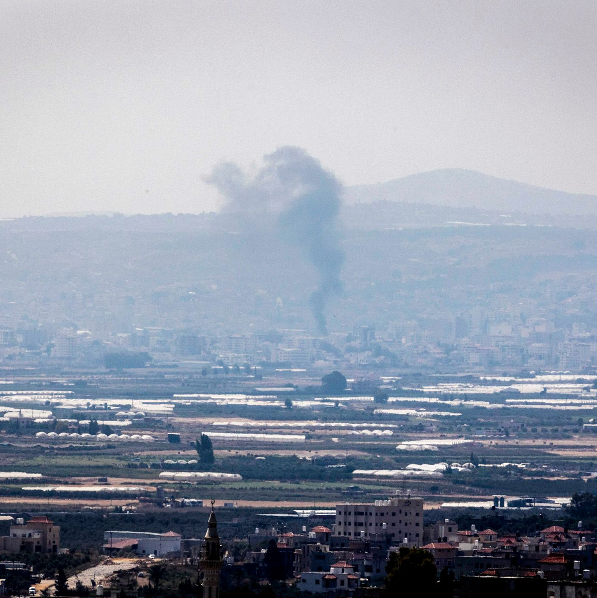 Während der israelischen Militäroperation steigt Rauch über der Stadt Dschenin im Westjordanland auf. - Foto: Ilia Yefimovich/dpa