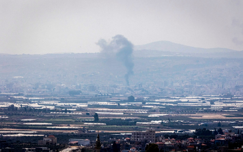 Während der israelischen Militäroperation steigt Rauch über der Stadt Dschenin im Westjordanland auf. - Foto: Ilia Yefimovich/dpa