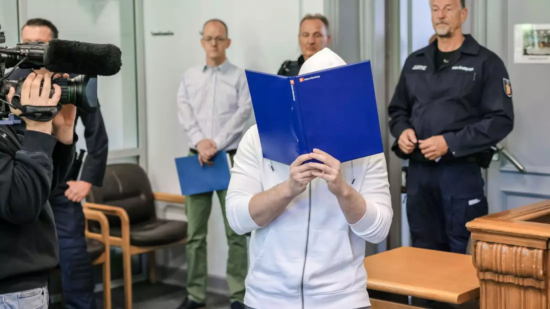Der Angeklagte betritt den Verhandlungssaal im Kieler Landgericht. - Bild: Frank Molter/dpa
