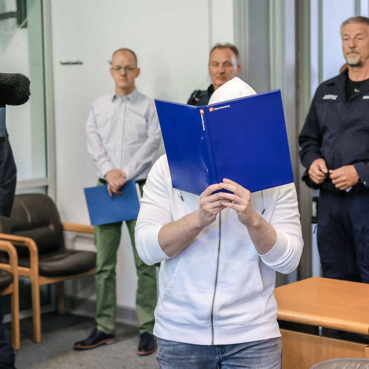 Der Angeklagte betritt den Verhandlungssaal im Kieler Landgericht. - Foto: Frank Molter/dpa