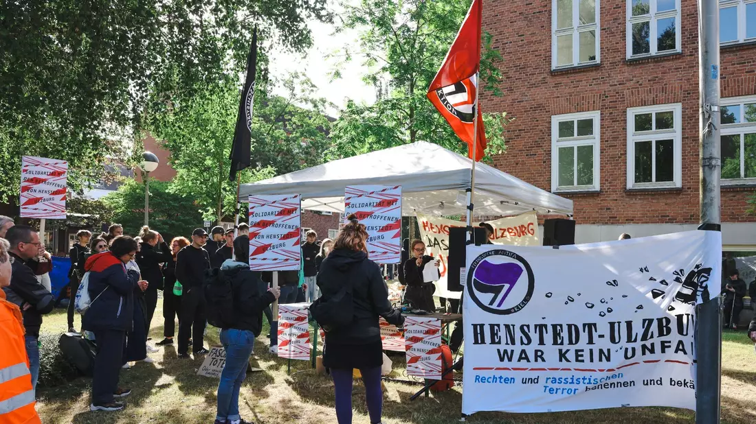 Etwa 100 Menschen demonstrieren vor dem Kieler Landgericht gegen rechte Gewalt. - Bild: Frank Molter/dpa