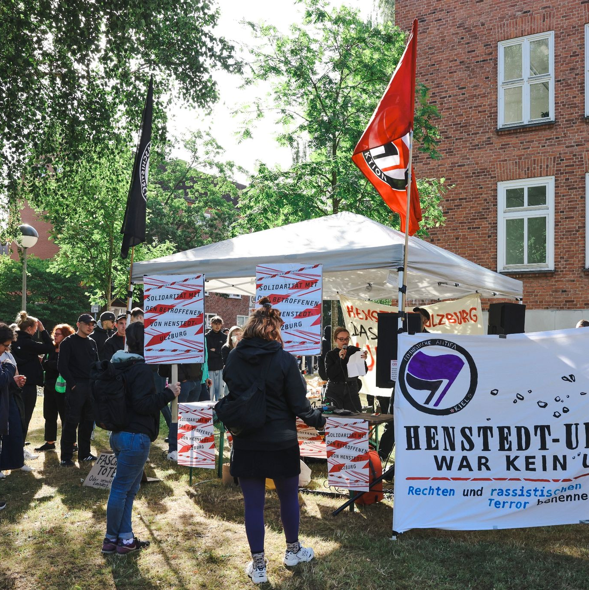 Etwa 100 Menschen demonstrieren vor dem Kieler Landgericht gegen rechte Gewalt. - Foto: Frank Molter/dpa