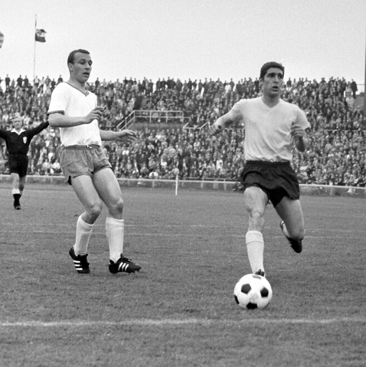 Horst-Dieter Höttges (l) ist im Alter von 79 Jahren verstorben. - Foto: Lothar Heidtmann/dpa
