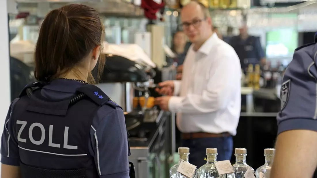 HZA-A: Bundesweite Schwerpunktprüfung gegen Schwarzarbeit / Zoll überprüft Hotellerie und Gastronomie - Bild: presseportal.de