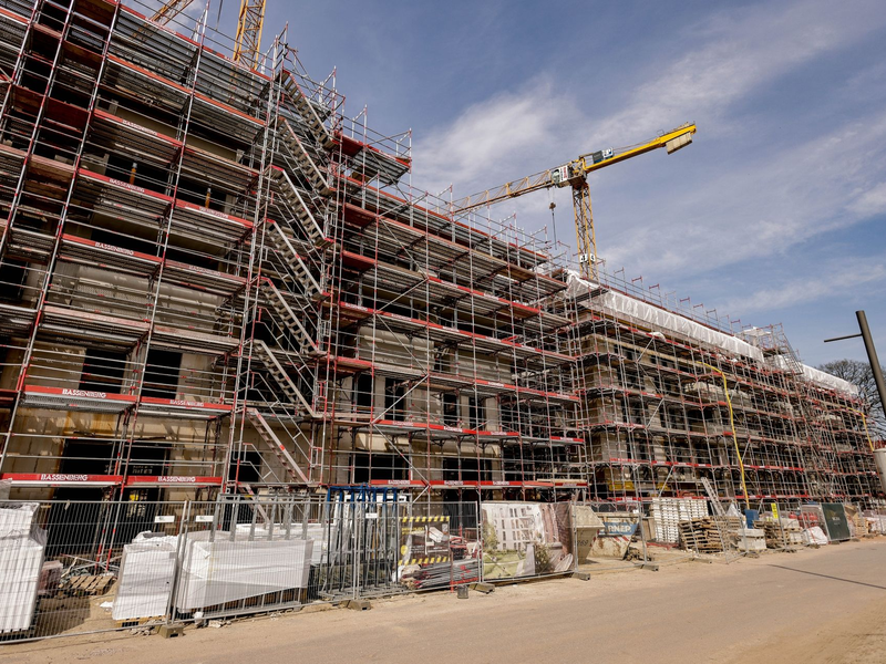 Stark gestiegene Finanzierungs- und Baukosten bremsen den Neubau in Deutschland deutlich aus. - Foto: Axel Heimken/dpa