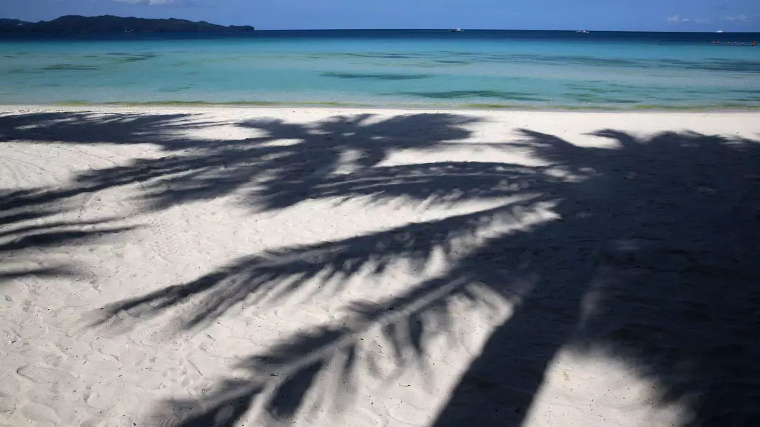 Dieser Strand liegt wirklich auf den Philippinen - einige der Orte in dem Werbeclip dagegen nicht. - Bild: Aaron Favila/AP/dpa