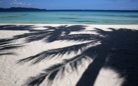 Dieser Strand liegt wirklich auf den Philippinen - einige der Orte in dem Werbeclip dagegen nicht. - Foto: Aaron Favila/AP/dpa