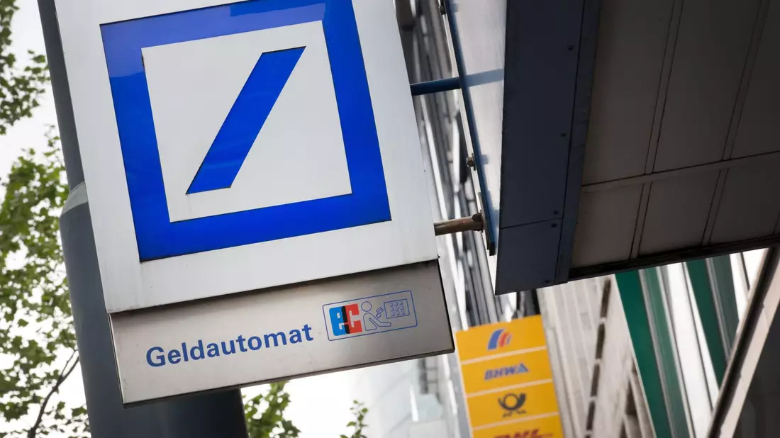 Kundinnen und Kunden der Deutschen Bank könnten von einem Datenleck betroffen sein. - Bild: picture alliance / Martin Gerten/dpa