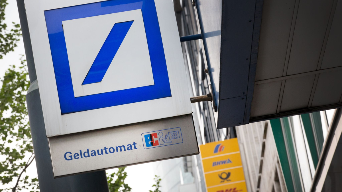 Kundinnen und Kunden der Deutschen Bank könnten von einem Datenleck betroffen sein. - Foto: picture alliance / Martin Gerten/dpa