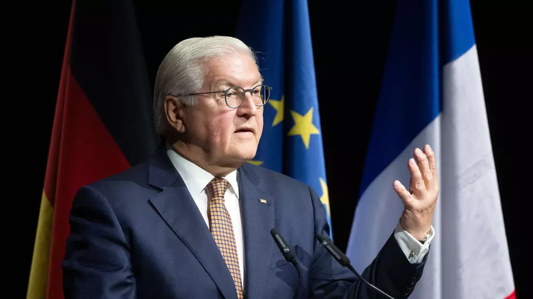 Bundespräsident Frank-Walter Steinmeier spricht bei den Feierlichkeiten zum 75-jährigen Bestehen des Deutsch-Französischen Instituts in Ludwigsburg. - Bild: Marijan Murat/dpa