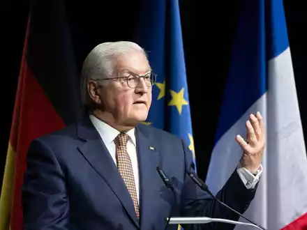 Bundespräsident Frank-Walter Steinmeier spricht bei den Feierlichkeiten zum 75-jährigen Bestehen des Deutsch-Französischen Instituts in Ludwigsburg. - Foto: Marijan Murat/dpa