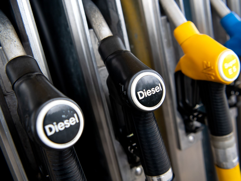 Tanken: Zuletzt wurde es an den Zapfsäulen wieder billiger.  - Foto: Sven Hoppe/dpa